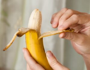 6 alimentos que você pode comer no período menstrual, e 4 alimentos que você precisa evitar